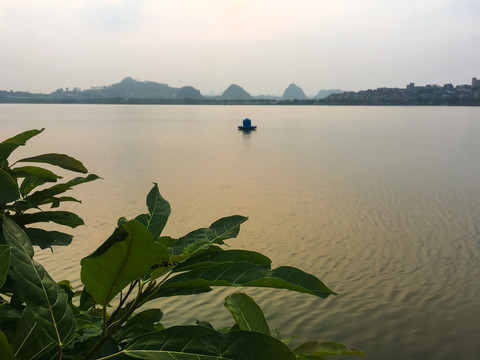 晨曦中的波海湖