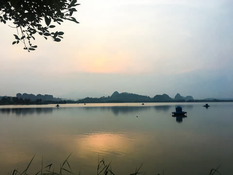 晨曦中的波海湖