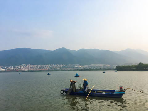 清晨波海湖捕鱼场景