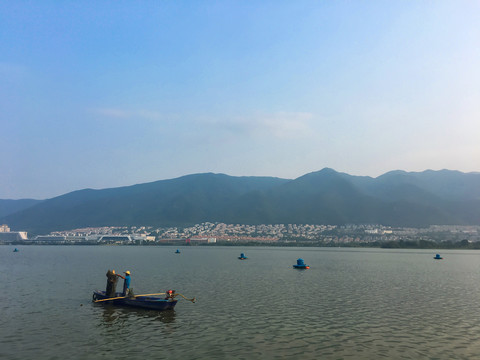 清晨波海湖捕鱼场景