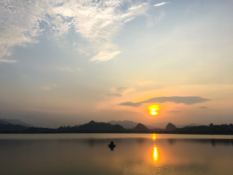 晨曦中的波海湖