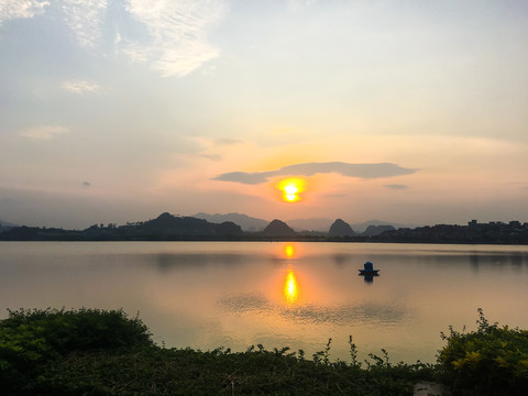 晨曦中的波海湖