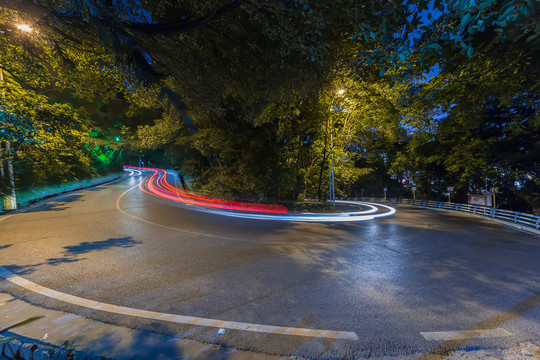 弯道山路180度转弯夜景