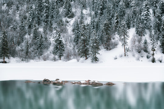 宁静的然乌湖雪景