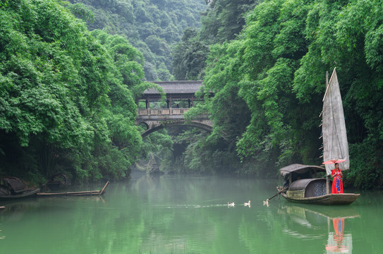 湖北宜昌三峡人家风景区夏日迷人