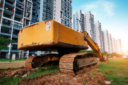 高层住宅建筑工地的挖掘机