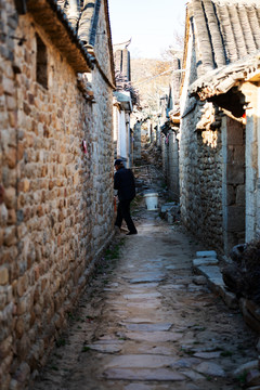 胶东半岛古村落的石墙石屋和石头