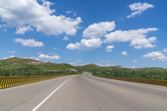 漂亮白云下的公路风景