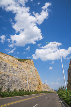 公路悬崖蓝天白云竖幅风景壁纸