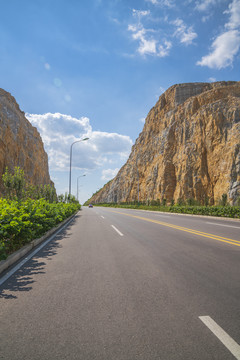 公路穿过悬崖延伸到远方