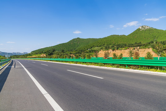 沥青公路晴天风景