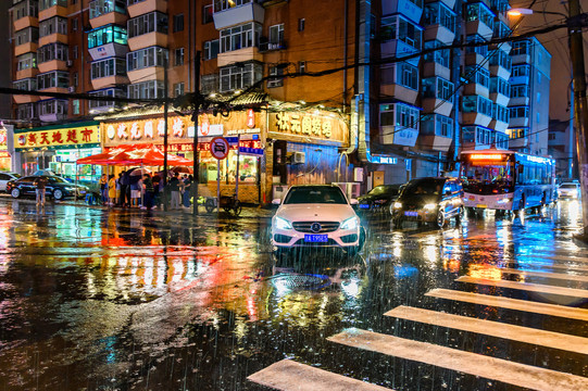 吉林长春雨中夜景