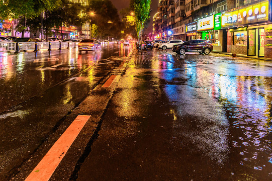 吉林长春雨中夜景