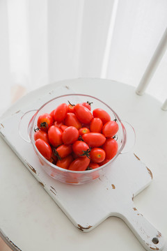 下午窗白色椅子上红色的小西红柿