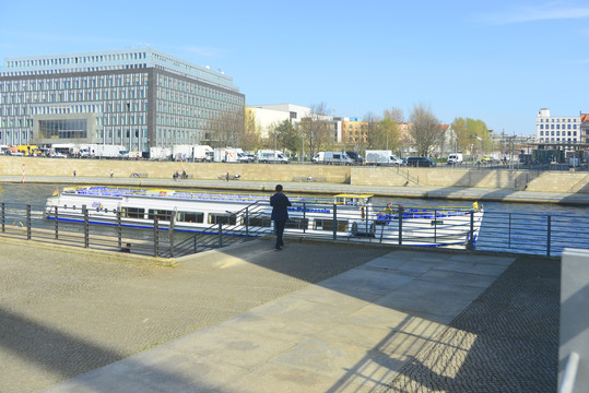 德国柏林施普雷河沿岸城市风光