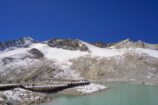 阿坝达古冰川湖边栈道