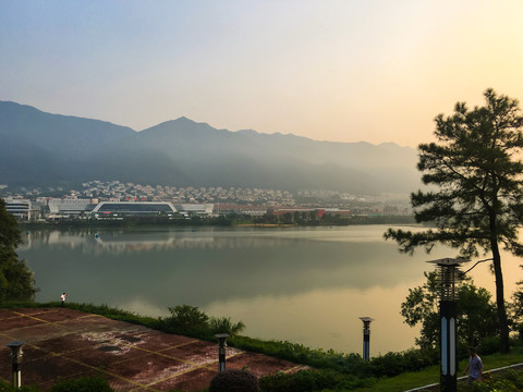 晨曦中的波海湖