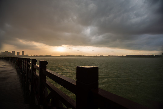 暴雨的湖面