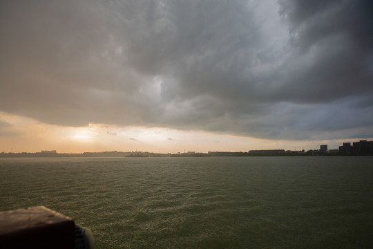 暴雨的湖面