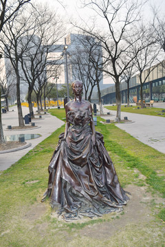 城市雕塑之女人