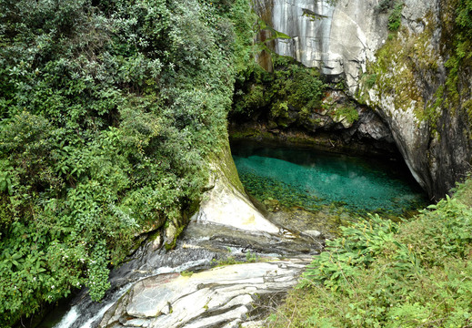 苍山泉水