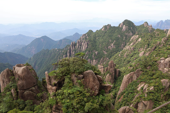 崇山峻岭