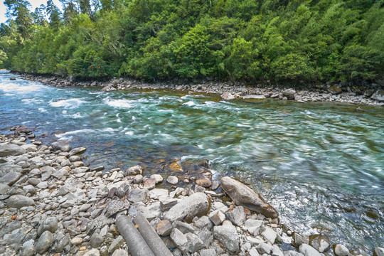 山涧溪流