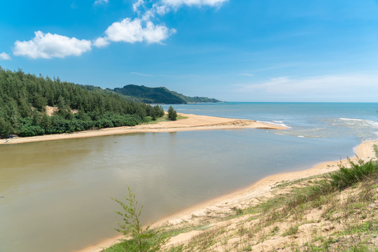 海南万宁山钦湾正门海入海口