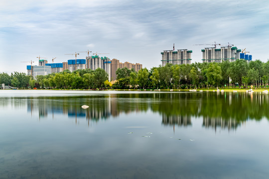 湖边在建住宅楼