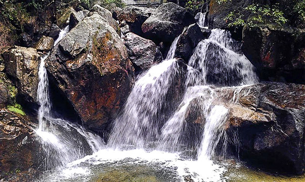 山涧溪水