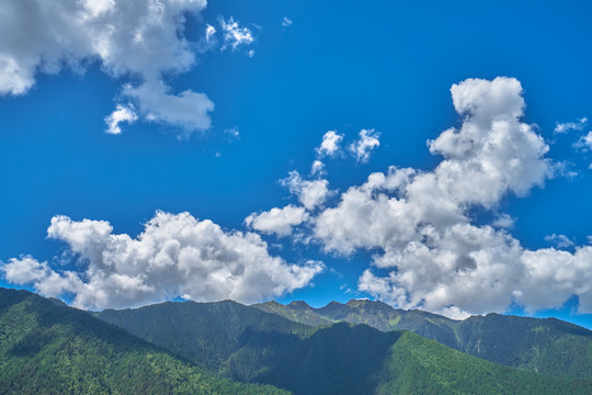 蓝天白云下的山峰