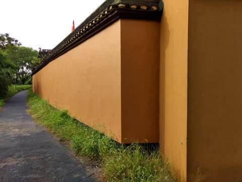 寺院黄墙