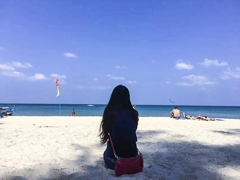 海滩美女背影