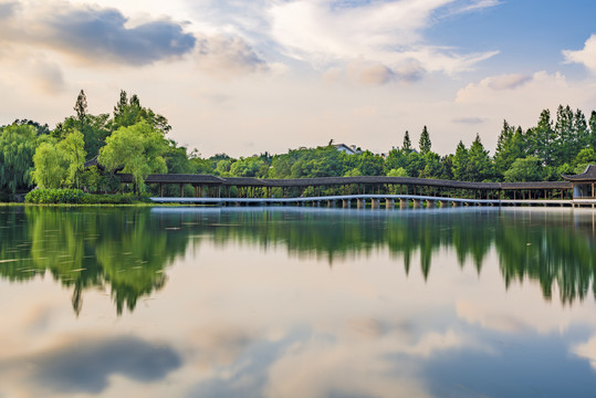 杭州西湖浴鹄湾景区长廊飞虹廊