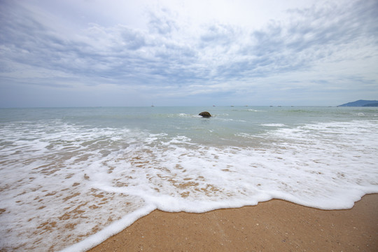 海浪浪花沙滩