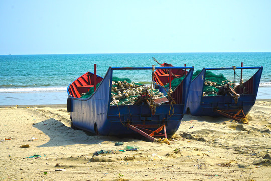 蓝袍湾渔民拖网捕鱼渔船