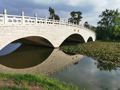 湖面石拱桥