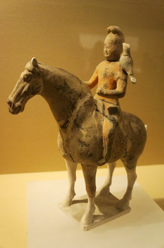 陕西西安文物彩绘架鹰骑马俑