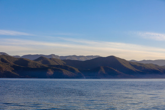 朦胧的泸沽湖湖面