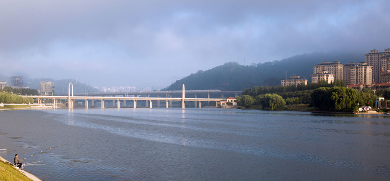 城市河畔早晨