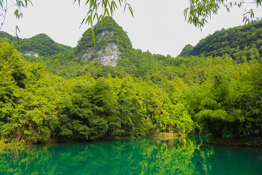 贵州小七孔山水河流