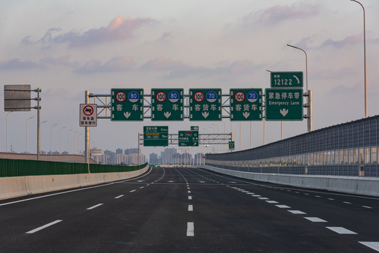 高速公路指示牌