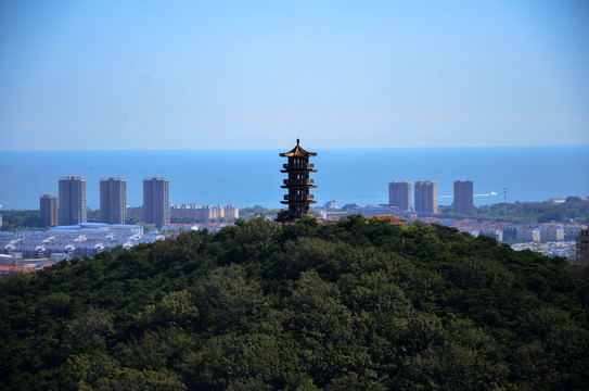 海滨的山