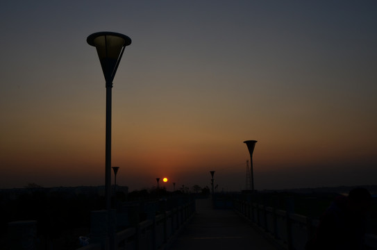 赣江堤坝上日落