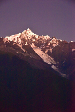 梅里雪山卡瓦格博峰和明永冰川
