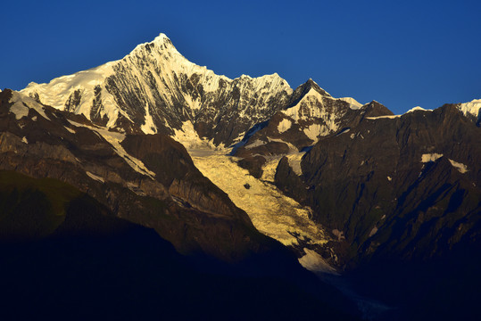 梅里雪山卡瓦格博峰和明永冰川