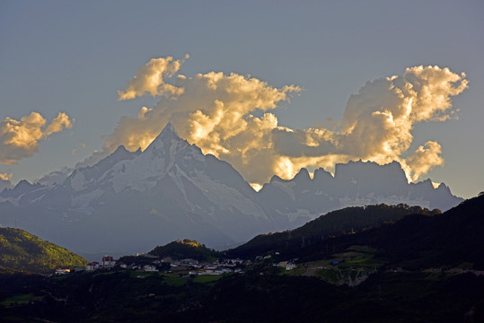 梅里雪山神女峰和五冠峰