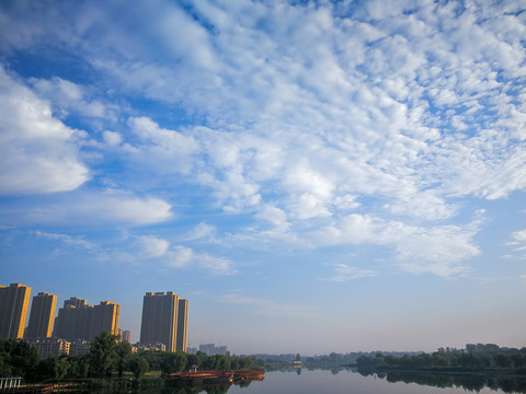 清晨城市的天空