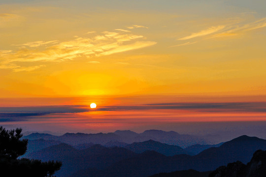 夕阳山影