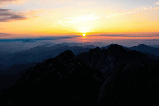 夕阳山影